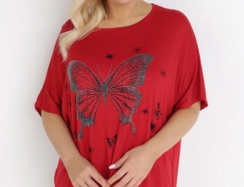 Tricou de damă larg roșu din material subțire cu imprimeu cu fluturi și mâneci scurte